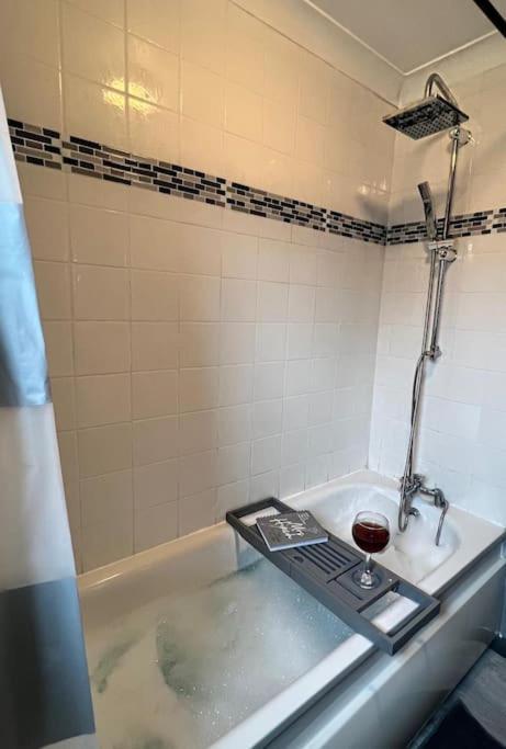 Lovely, Two Bedroom Apartment Central Location Londra Esterno foto