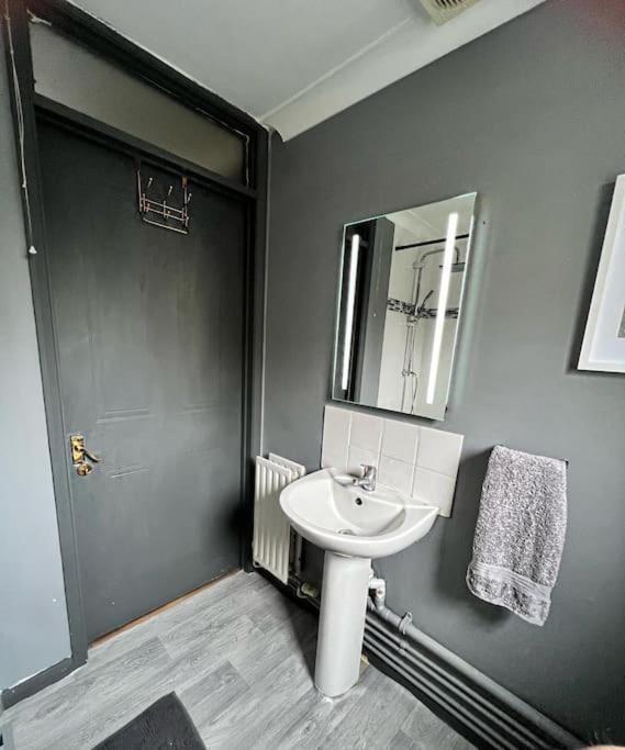 Lovely, Two Bedroom Apartment Central Location Londra Esterno foto